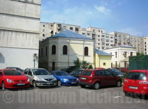 The Great Polish Synagogue visible only from behind, after the main façade view was blocked by a row of eight-story apartment buildings.
