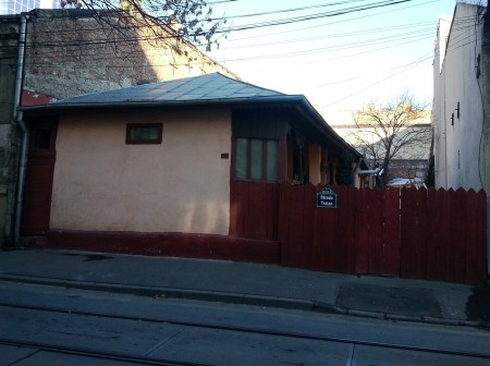 adobe-house-with-porch-central-bucharest